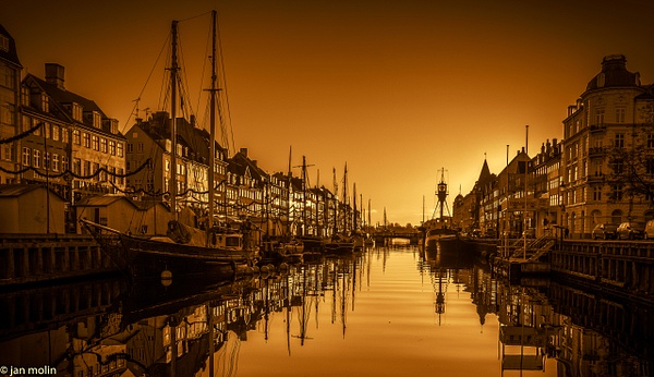 havn med orange skær - Jan Molin 