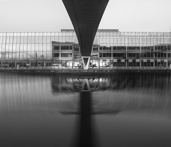under bridge funny water - Black and White - Jan Molin 