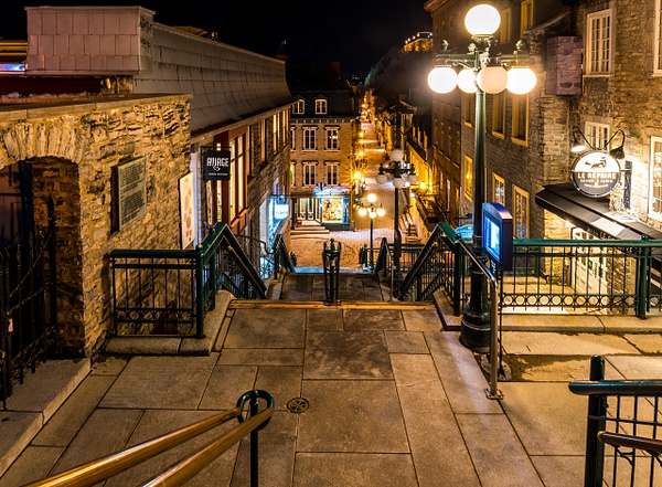 Escalier Casse-Cou (Breakneck Steps) - Luc Jean - A walk at night in ...