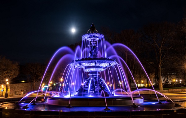 Fontaine de Tourny under the moonlight - Luc Jean - A walk at night in ...