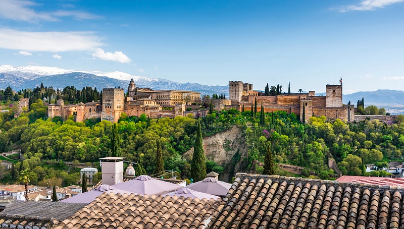 Alhambra-Palace-and-mountains-Granada-Spain