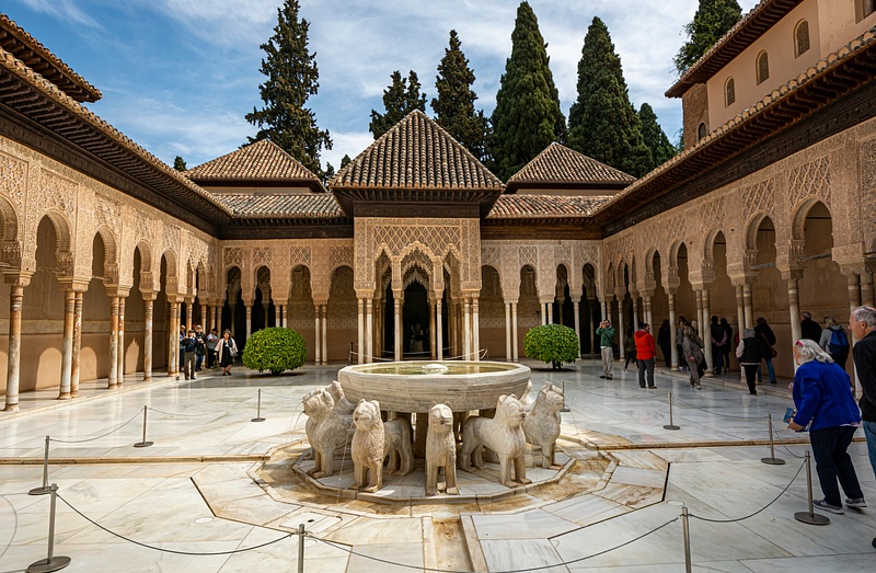 The-main-courtyard-Palace-of-the-Lions-Alhambra-Granada-Spain