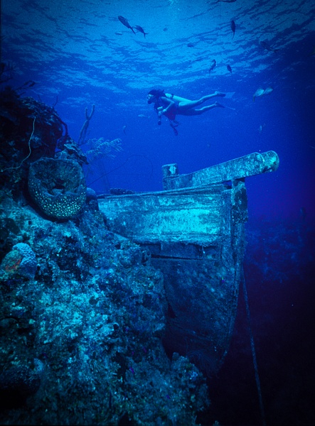 Barbara and the wreck on the wall Nassau - Divers - Keith Ibsen Photography 