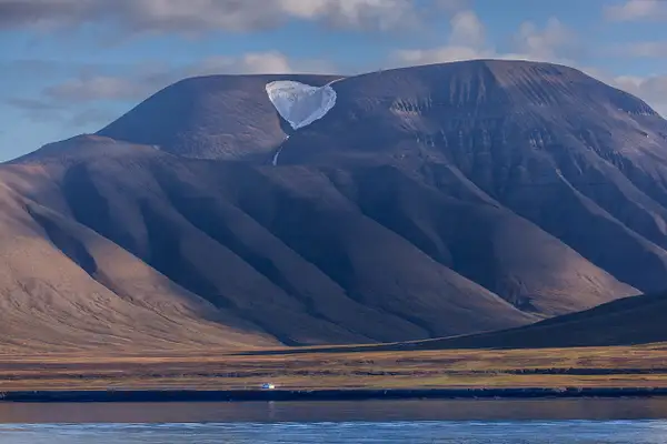 Svalbard mountain by Rainer Pedersen