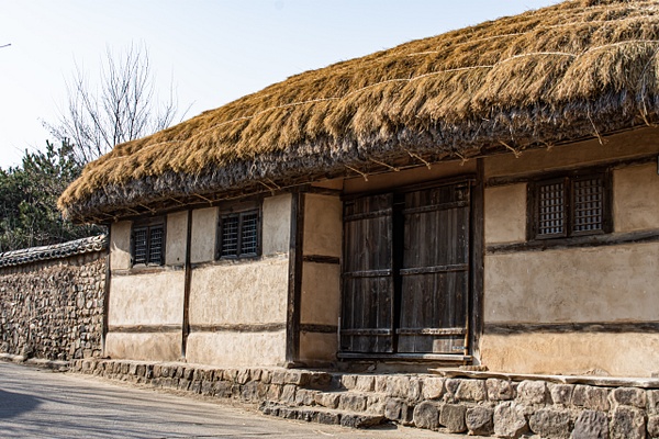 Traditional thatched Korean home. - photoart4youNL