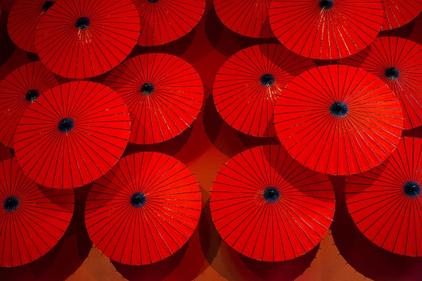 Red parasols Japan - Travel - Nicola Lubbock Photography 