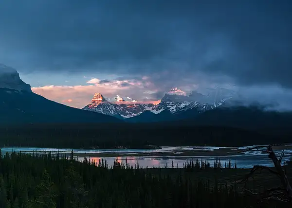 panoramic view sunrise Canadian Rockies, Banff National...