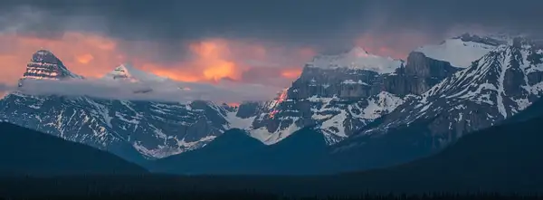 panoramic view sunrise Canadian Rockies, Banff National...