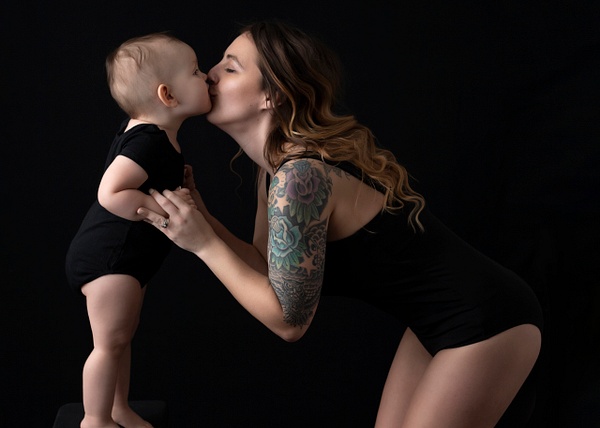 IMG_5059crp5x7 - Taylor's motherhood session - Erin Larkins Photography