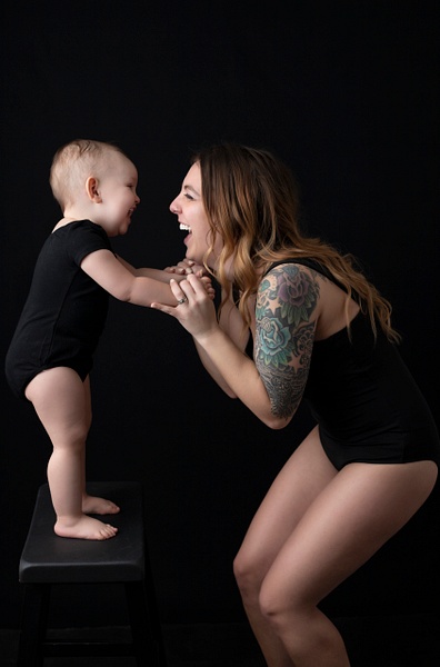 IMG_5084crp - Taylor's motherhood session - Erin Larkins Photography