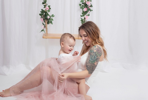 IMG_5469mat - Taylor's motherhood session - Erin Larkins Photography