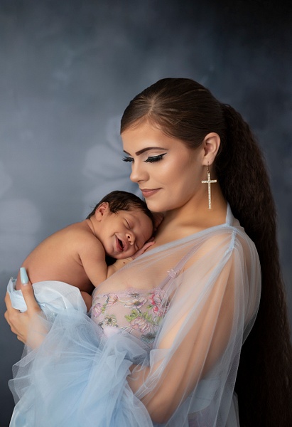 IMG_1475crp - Guilliana's newborn motherhood session - Erin Larkins Photography