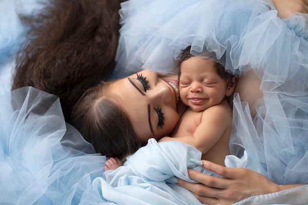IMG_1532d - Guilliana's newborn motherhood session - Erin Larkins Photography 