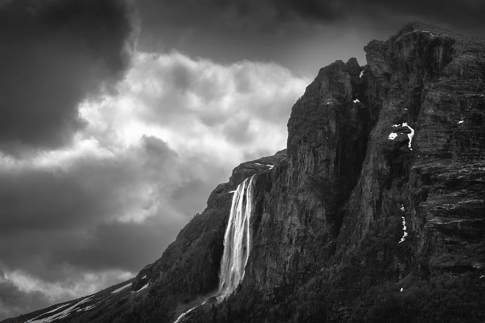 Hydnefossen black and white