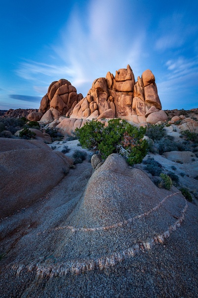 Sirrus-cloud-over-boulders-at-twilight,-Joshua-Tree-National-Park,-California,-USA - IAN PLANT 