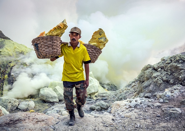 Miner-carrying-sulfur-4,-Ijen-Volcano,-Java,-Indonesia - IAN PLANT 