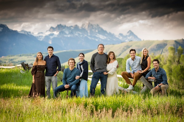 extended family in field with Tetons - Flo McCall Photography 