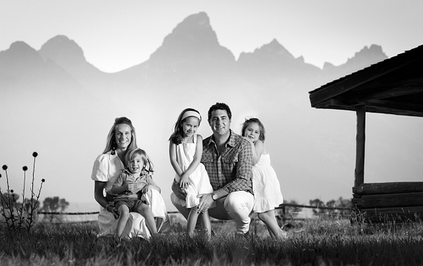 Black &amp; white family portrait at Mormon row - Flo McCall Photography