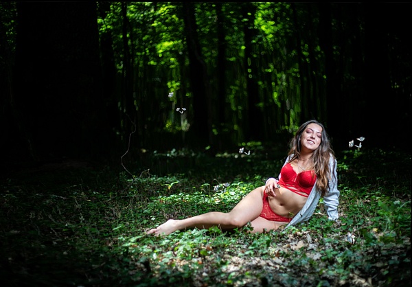 photo femme foret lingerie rouge - ModelAgency1201