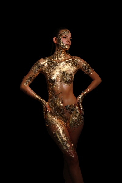 femme photo feuille d'or avec les mains sur les hanches - ModelAgency1201
