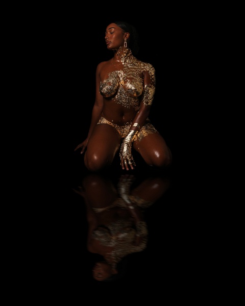 femme photo feuille d'or asisse sur les genoux - ModelAgency1201
