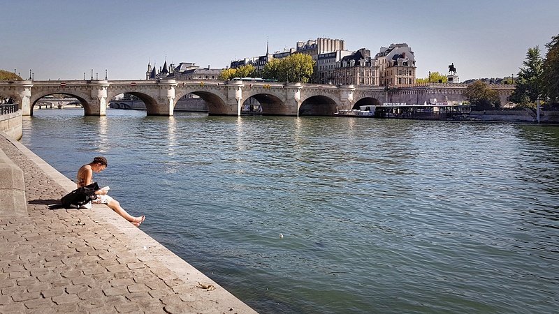 Relaxing on the bank of the Seine