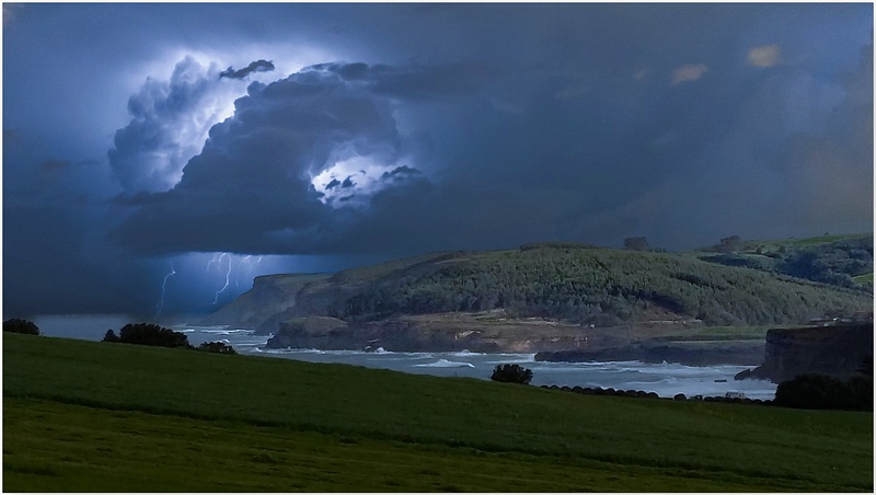Storm over the Cantabrian coast (bord)