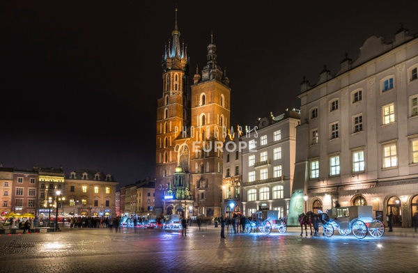 St-Mary's-Basilica-at-night-Krakow - Photographs of Europe