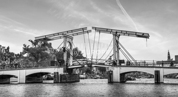 The-Magere-Brug-skinny-bridge-Amsterdam-Netherlands-black-and-white - Photographs of Europe 