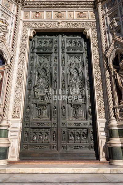 Main-entrance-bronze-doors-of-Florence-Cathedral-Italy - Photographs of Europe