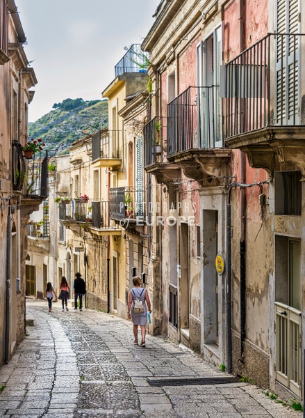 Narrow-road-Ragusa-Ibla-Sicily-Italy - Photographs of Sicily, Italy. 