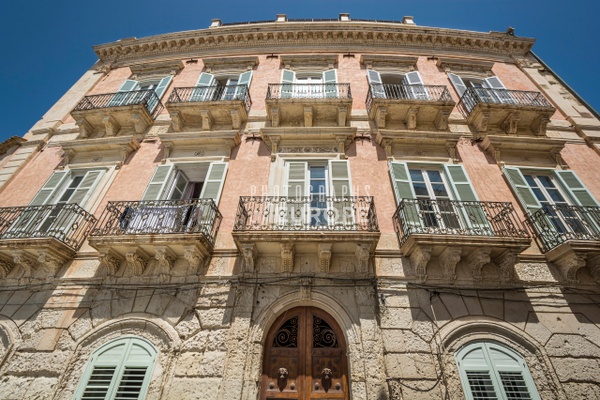 Facade-of-grand-mansion-Syracuse-Sicily-Italy - Photographs of Europe