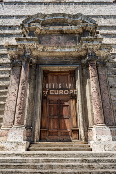 Door-of-The-Cathedral-of-San-Lorenzo-Perugia-Umbria-Italy - Photographs of Europe