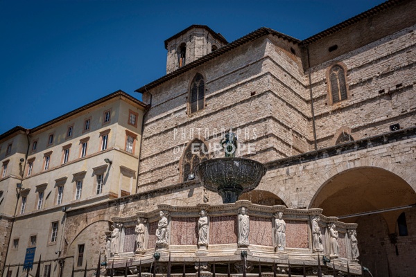 Fountain-in-Piazza-IV-Novembre-Perugia-Umbria-Italy - Photographs of Europe 