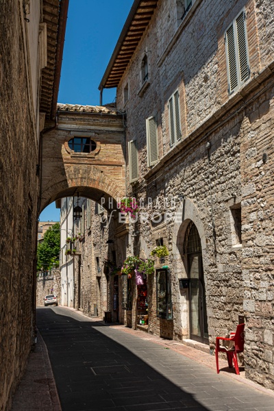 Typical-narrow-street-in-Assisi-Umbria-Italy - Photographs of Umbria, Italy 