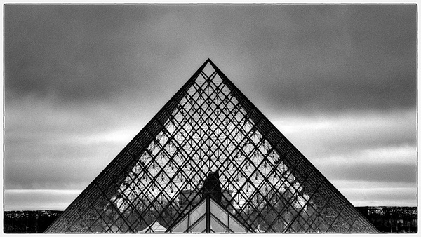 Le louvre Pyramid - Portfolio - Dan Guimberteau 