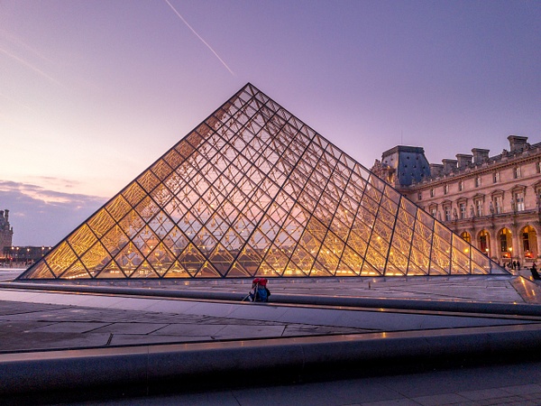 Heure dorée sur la Pyramide du Louvre - Théo Castillon Photographie - Photographe de paysages urbains