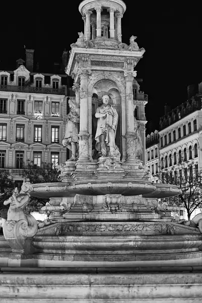 Fontaine place des Jacobins by Brice Aretin