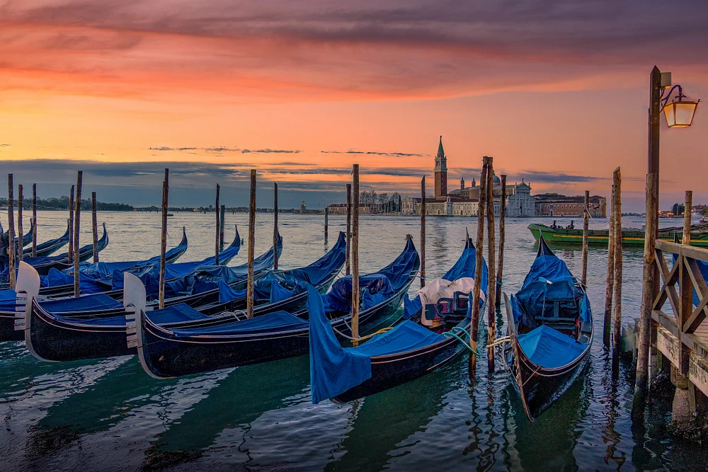 Venetian Gondolas: Navigating Venice's Timeless Canals