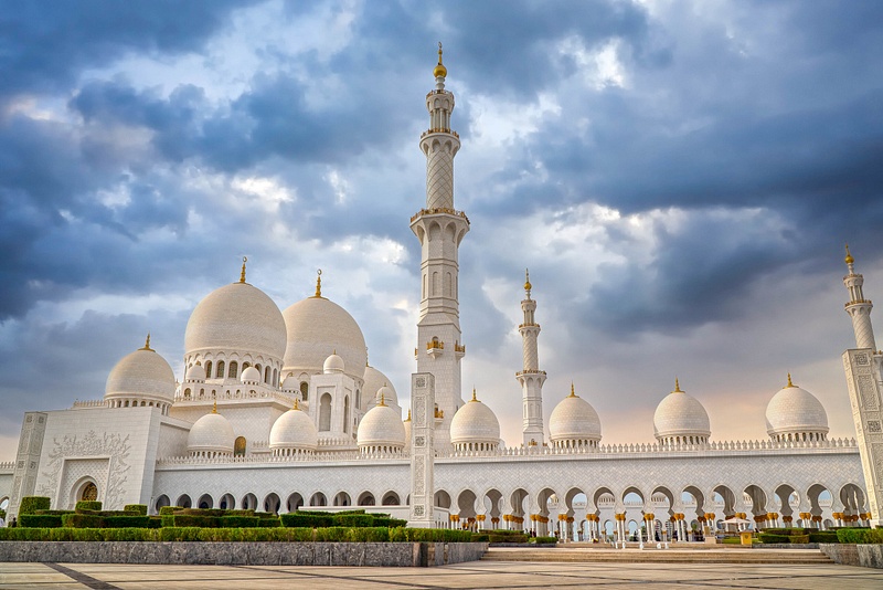 Divine Beauty Unveiled: The Sheikh Zayed Grand Mosque