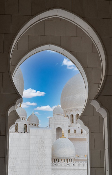 Architectural Elegance: The Serene Majesty of the Sheikh Zayed Grand Mosque