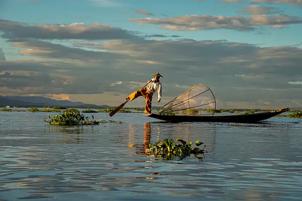 One-leg rowing fisherman on Inle Lake, Myanmar by Ronnie...