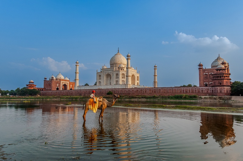 Taj Mahal, mausoleum of Emperor Shah Jahan and his favorite wife Mumtaz Mahal, Agra, India