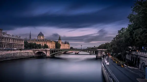 Paris Hotel De Ville Pont d'Arcole leaing to Notre Dame...