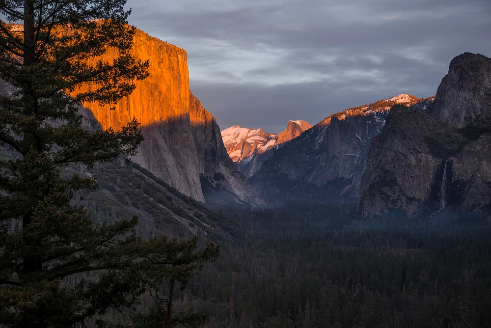 Stunning Sunset Over Tunnel View in Yosemite National Park