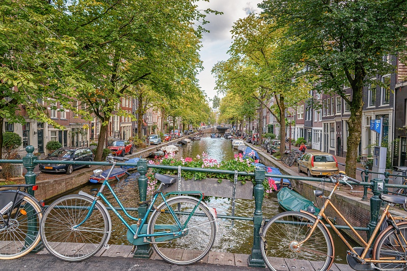 Grachtzijde Fietsleven in Amsterdam