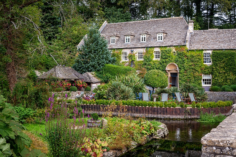 Riverside Ivy Cottage Garden in Bibury, Cotswolds