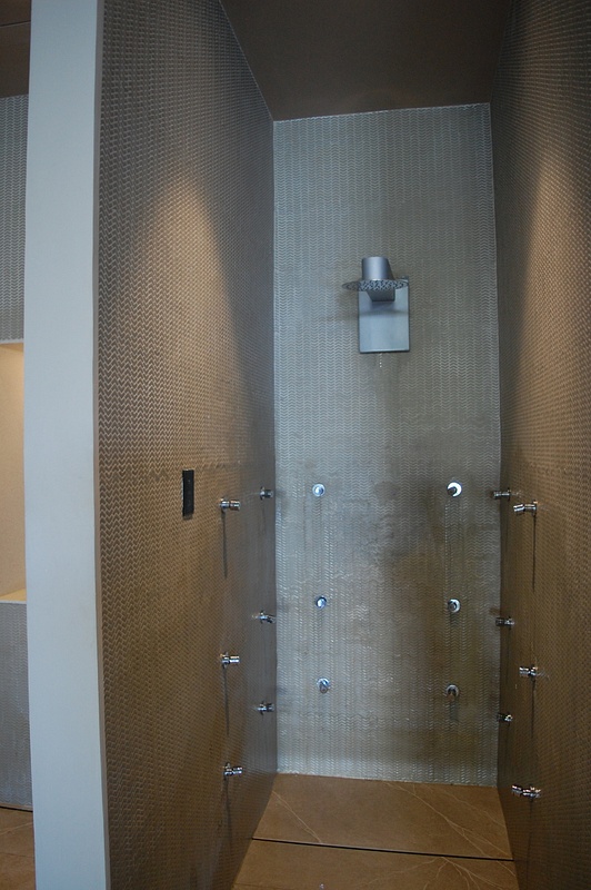 Shower with wall jets