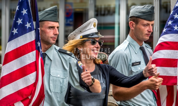 American-tourist-posing-with-soldiers-at-Checkpoint-Charlie-Berlin-Germany - BERLIN - Photographs of Europe