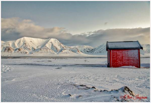 The red hut - hut and mountains by Ingymon